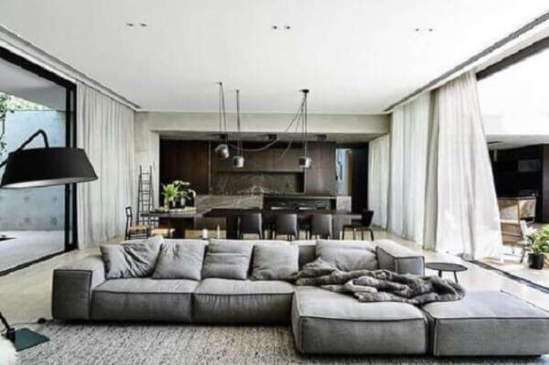 15. O sofá de canto cinza delimita a área da sala de estar. Fonte: Pinterest