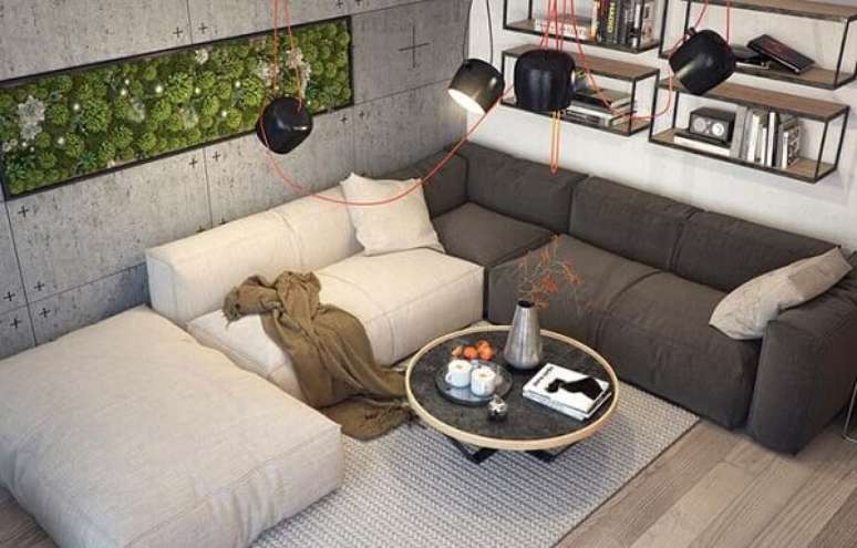 45. Mescle tons como esse sofá de canto cinza e ouse na decoração. Fonte: Pinterest