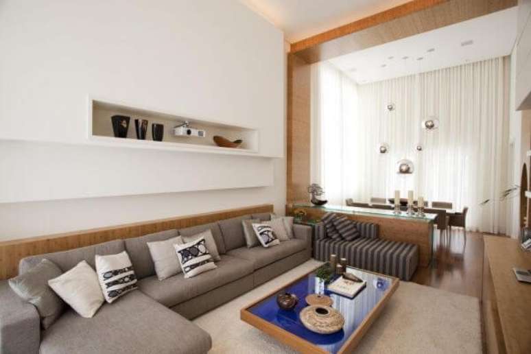 22. Para uma decoração clean combine o sofá de canto cinza claro com parede branco. Fonte: Ilarosete