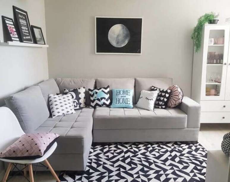 16. O sofá de canto cinza é ideal para ambientes compactos. Fonte: Cantinho do Café com Leite