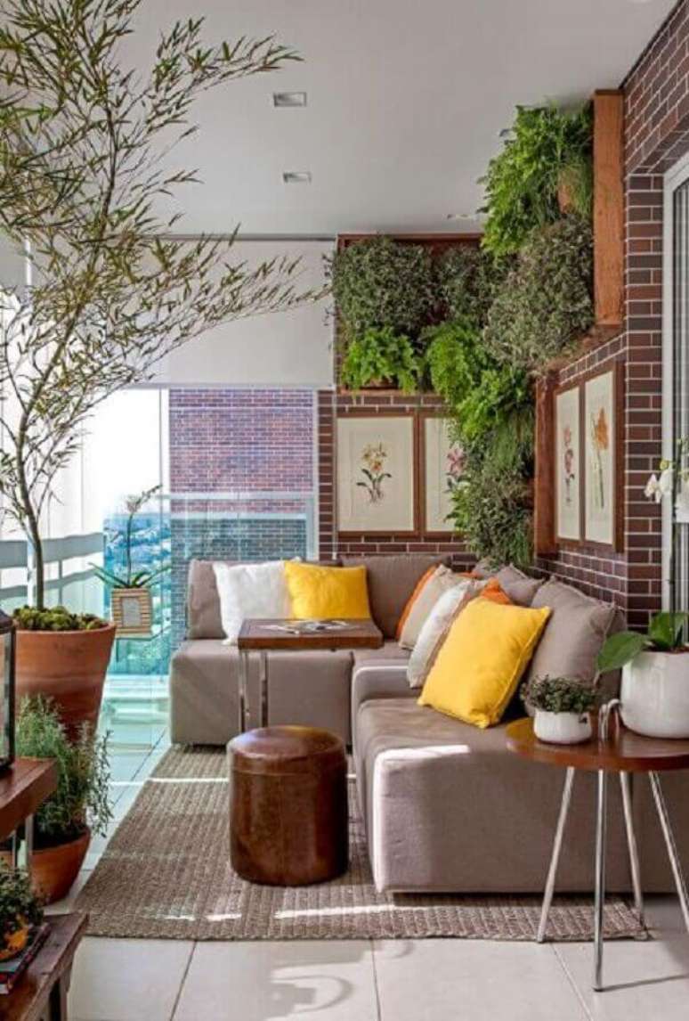 2. Que tal decorar sua varanda com um lindo sofá de canto pequeno cinza? Fonte: Pinterest