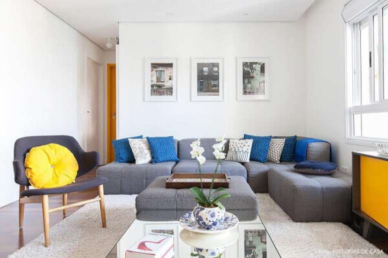 13. O sofá de canto cinza modulado foi alinhado rente a parede do cômodo. Fonte: Pinterest
