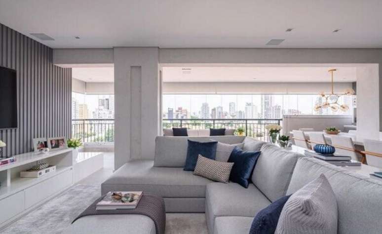 34. O sofá de canto cinza é perfeito para a sala de TV. Fonte: Monise Rosa Arquitetura