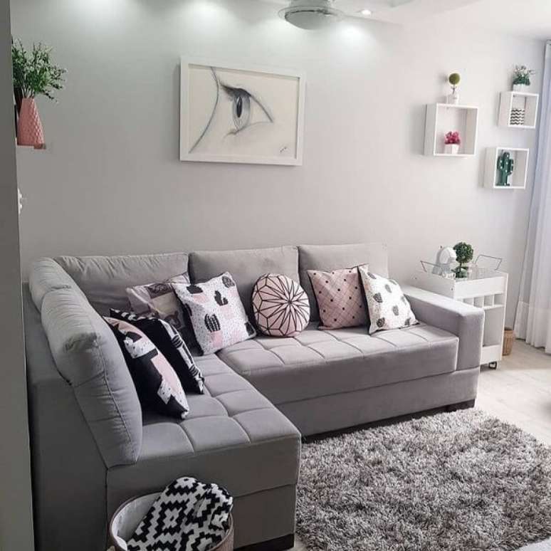 56. O sofá de canto cinza é perfeito para casas e apartamentos pequenos. Fonte: Dicas Decor