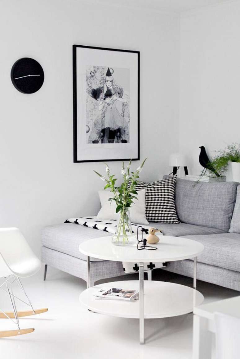 49. Para uma decoração minimalista combine seu sofá de canto cinza com tons de branco. Fonte: Pinterest