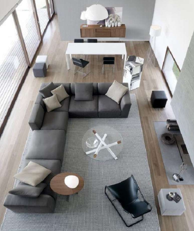 8. O sofá de canto cinza acomoda muitas pessoas no ambiente. Fonte: Pinterest