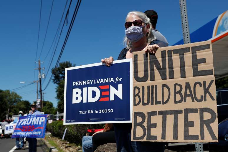 Mulher com cartazes de apoio a Joe Biden ao lado de apoiadores do presidente dos EUA, Donald Trump, em Old Forge, na Pensilvânia
20/08/2020
REUTERS/Shannon Stapleton     