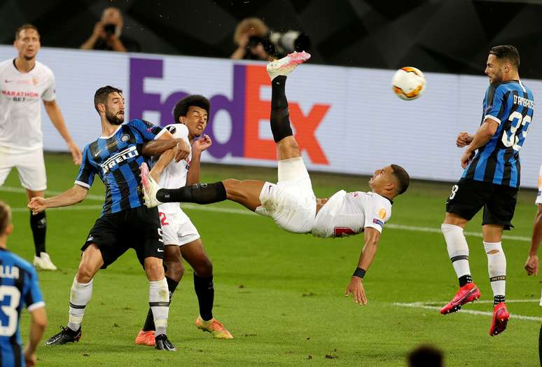 Diego Carlos, do Sevilla, chuta de bicicleta para garantir a vitória sobre a Inter de Milão na final da Liga Europa
21/08/2020
Friedemann Vogel/Pool via REUTERS