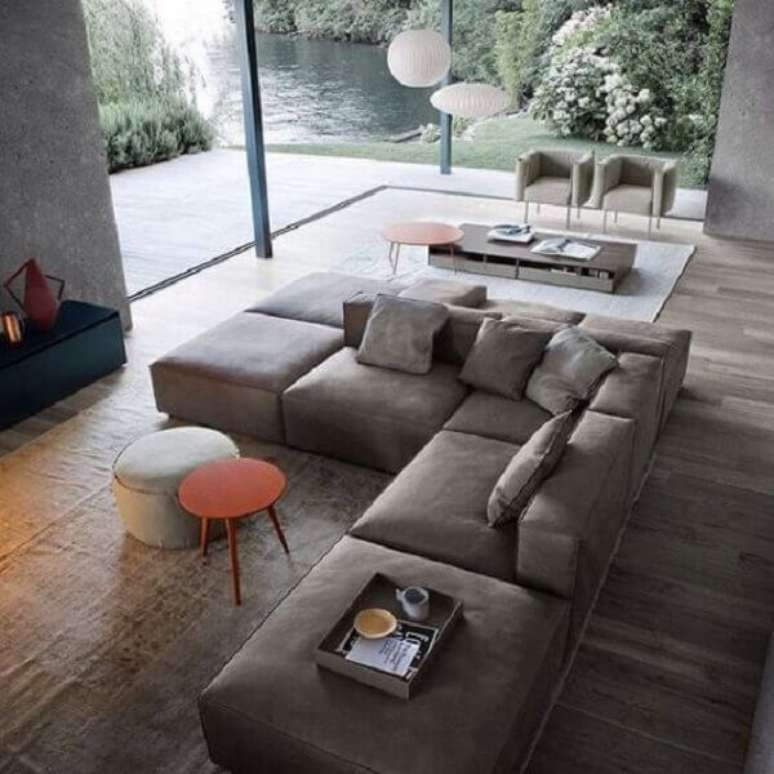 31. O sofá de canto cinza separar os ambientes integrados e acomoda várias pessoas. Fonte: Pinterest