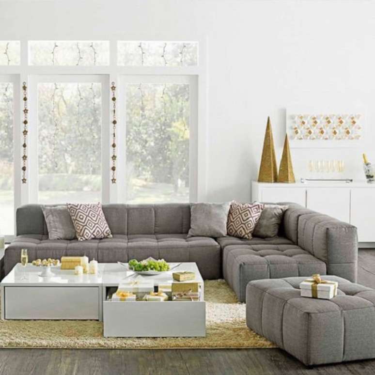 20. O sofá de canto cinza delimita a área da sala. Fonte: Pinterest