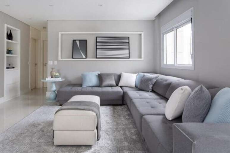 23. Preencha o espaço da sua sala de estar com um lindo sofá de canto cinza. Fonte: Monise Rosa