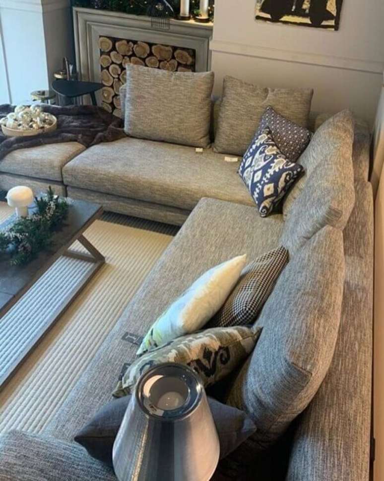 26. Avalie as medidas da sua sala de estar para comprar o sofá de canto cinza perfeito. Fonte: Manel Decoracion