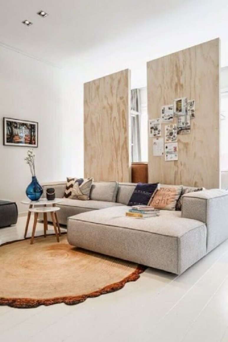 35. O sofá de canto cinza com chaise complementa a decoração da sala. Fonte: Pinterest