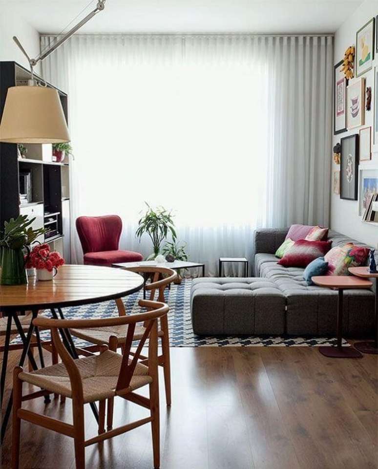 42. O sofá de canto cinza traz conforto e aconchego no ambiente. Fonte: Pinterest