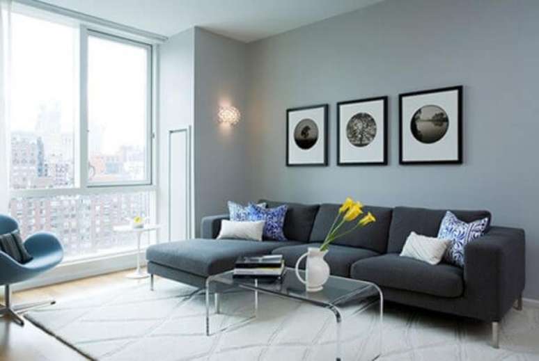 53. A sala com sofá de canto cinza pode ficar ainda mais bonita com a iluminação natural da janela. Fonte: Pinterest