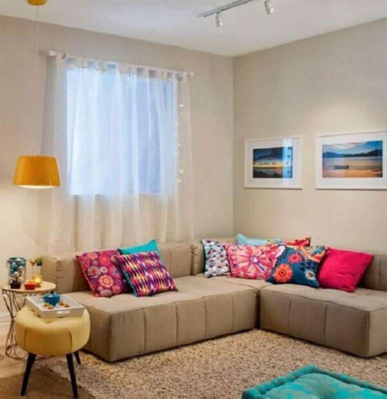 50. As almofadas coloridas sobre o sofá de canto cinza trazem alegria para o espaço. Fonte: Pinterest