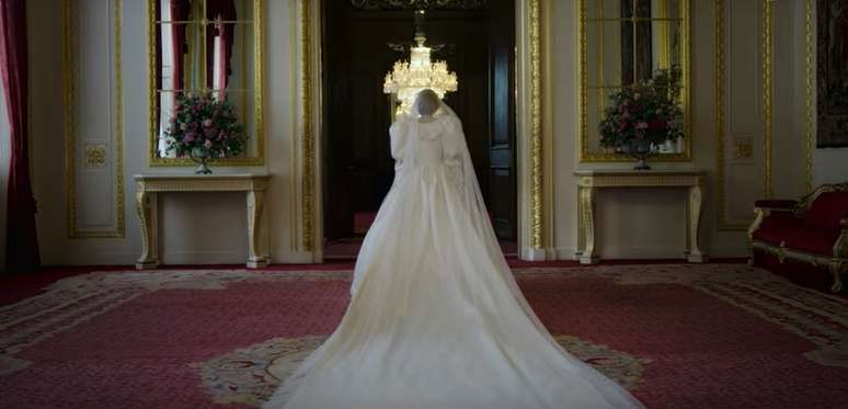 A equipe de figurino da série reproduziu o traje majestoso criado pelos estilistas David e Elizabeth Emanuel para a virginal noiva Diana