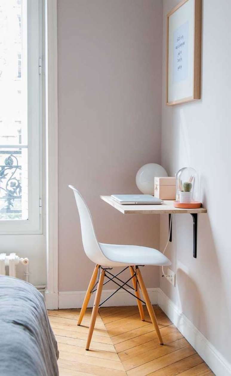 2. Mesa de escritório pequena dobrável para quartos pequenos – Via: Pinterest