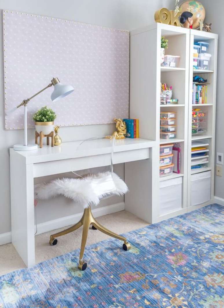 3. Mesa de escritório pequena com estante ao lado – Via: Pinterest