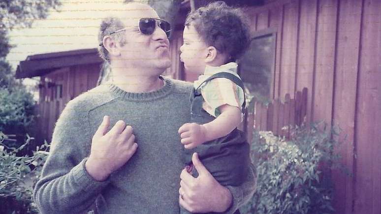 Liam e o pai adotivo: ele n&atilde;o sabe detalhes sobre seu processo de ado&ccedil;&atilde;o e, quando descobriu o problema, seus pais j&aacute; haviam morrido