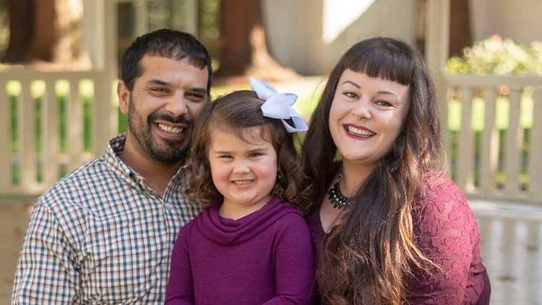 Liam Dubinsky, ao lado da mulher, Dani, e da filha. Ele j&aacute; era adulto quando descobriu, por acaso, que n&atilde;o era cidad&atilde;o americano