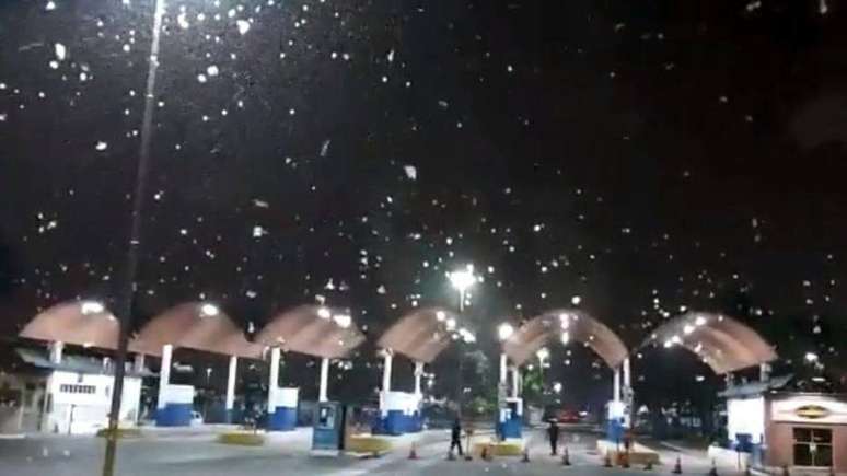 Neve na região do Tatuquara, em Curitiba