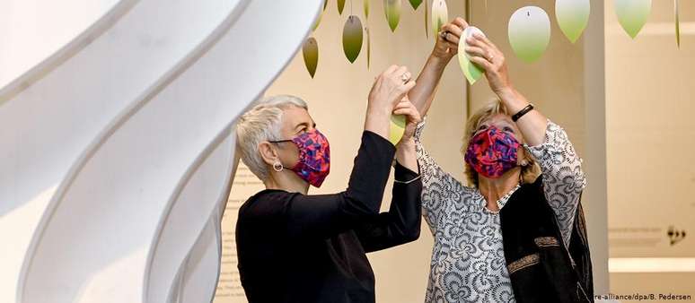 A diretora do museu, Hetty Berg (à esq.), e a ministra da Cultura alemã, Monika Grütters, na inauguracao da nova exposição