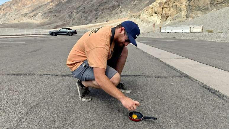 Homem tenta fritar ovo na rua de região considerada muito quente