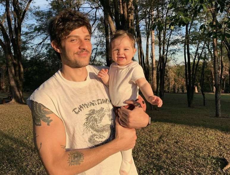 O ator Chay Suede com a filha Maria, fruto do relacionamento com Laura Neiva