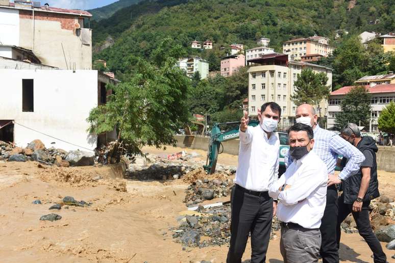 Ministro do interior visita área do desastre na Turquia