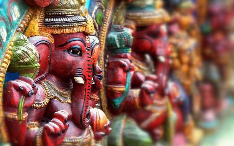 A foto mostra o deus hindu Ganesha; carma -