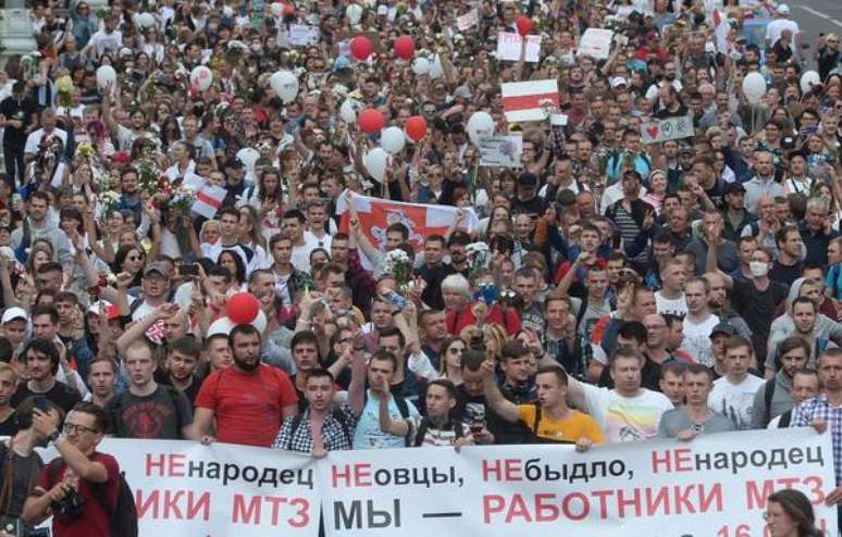 Multidão faz ato pela 'liberdade' em Praça da Independência