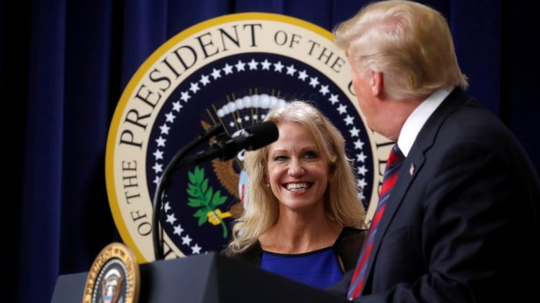Conway e Trump em foto de 2018; ela foi uma das mais longevas e fi&eacute;is assessoras do presidente americano