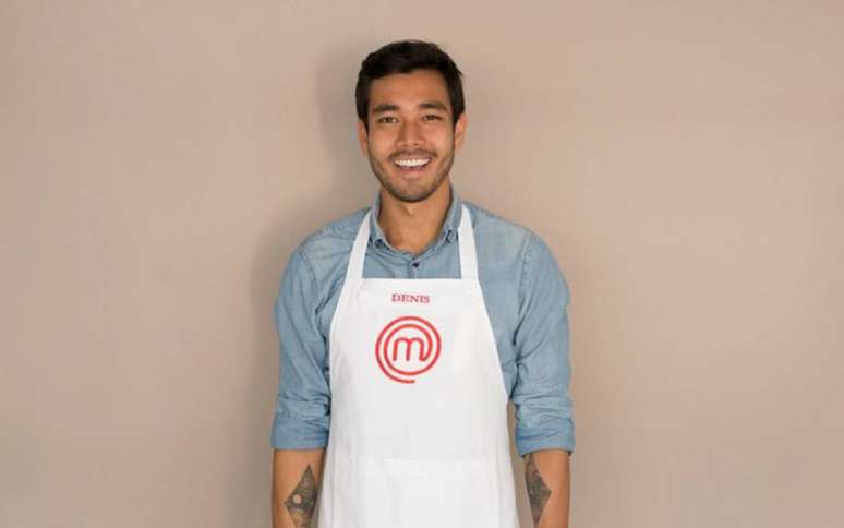 Denis cresceu vendo sua m&atilde;e trabalhar em um restaurante italiano. Aos 32 anos, fez faculdade nos Estados Unidos e trabalha em consultoria de ingl&ecirc;s. &nbsp;