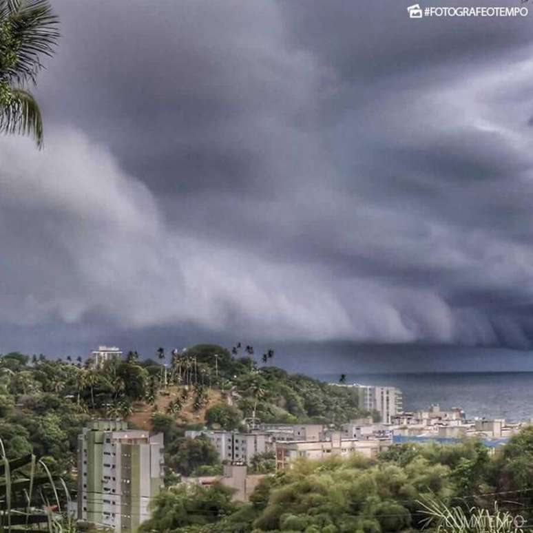 Frente fria no oceano deixou tempo instável na capital baiana e trouxe chuva e ventos fortes.