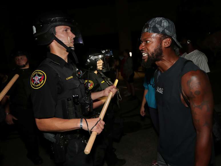 Homem confronta policial de Wisconsin
23/08/2020
Mike De Sisti/Milwaukee Journal Sentinel via USA TODAY via REUTERS