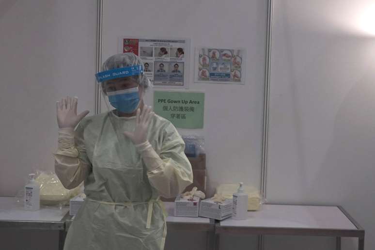 Funcionária de hospital de campanha para tratamento de pacientes com Covid-19 em Hong Kong
01/08/2020
REUTERS/Pak Yiu