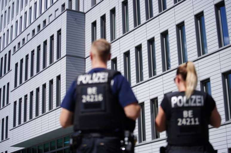 Policiais fazem a proteção ao opositor russo Navalny em hospital de Berlim