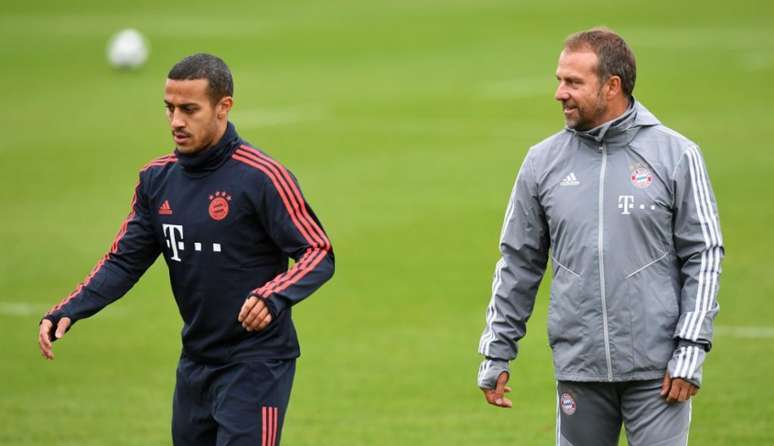 Hansi-Flick brincou sobre permanência de Thiago em entrevista após título da Liga dos Campeões (Foto: AFP)