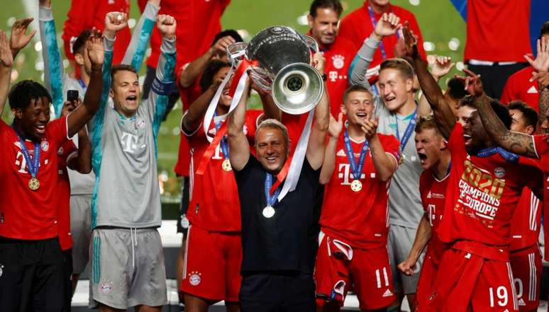 Técnico Flick levanta a taça do hexa da Champions conquistada neste domingo pelo Bayern (MATTHEW CHILDS /AFP)