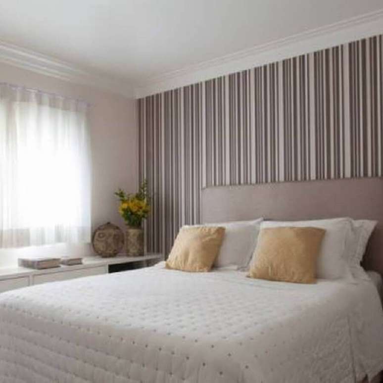 12. Decoração clean com papel de parede para quarto casal listrado – Foto: CX Contruções