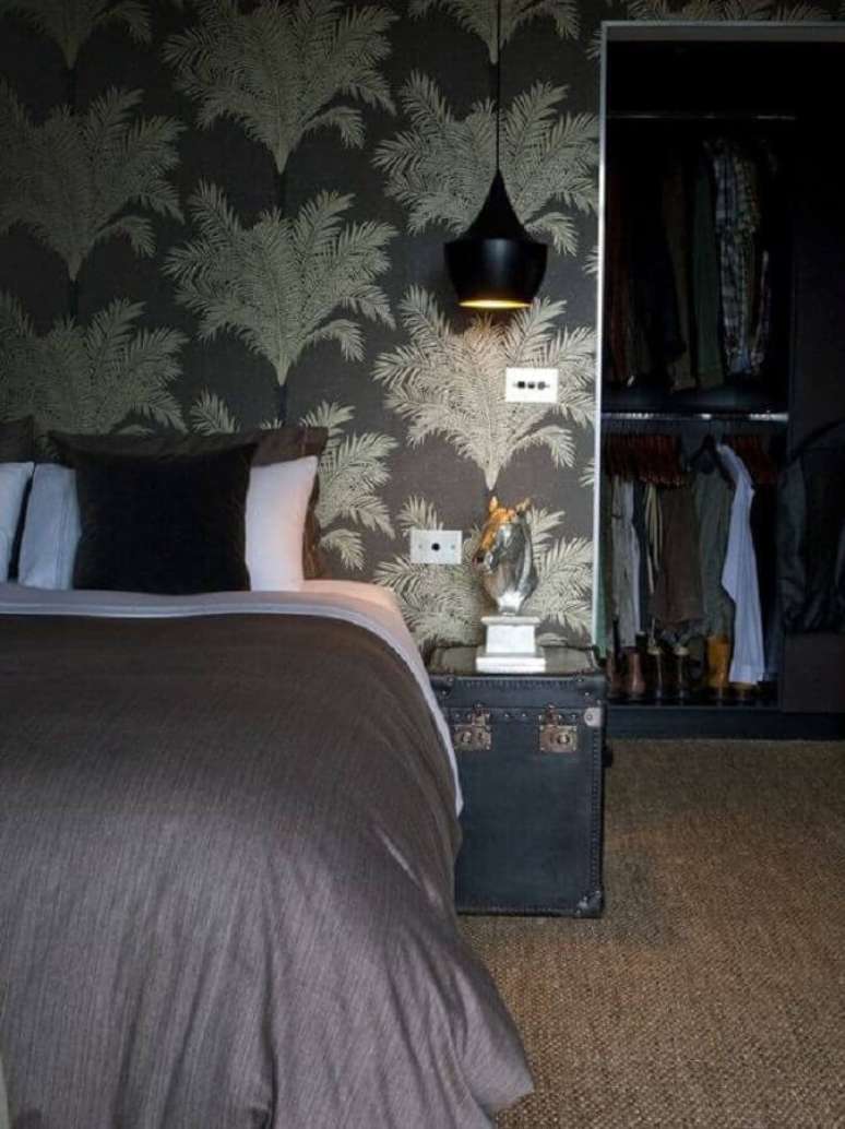 14. Decoração com papel de parede para quarto casal preto – Foto: Houzz