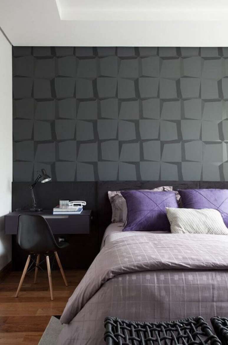15. Decoração moderna com papel de parede para quarto de casal cinza e branco – Foto: Apartment Therapy