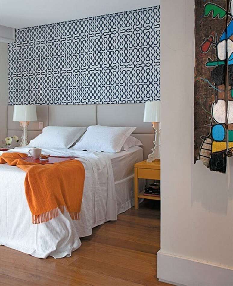 22. Decoração com papel de parede para quarto planejado com cabeceira estofada – Foto: Apartment Therapy