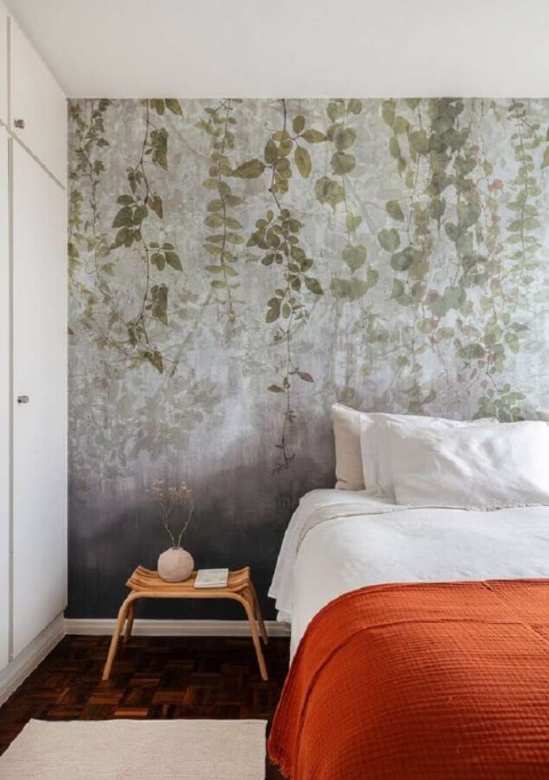 23. Decoração simples com papel de parede para quarto de casal – Foto: Histórias de Casa