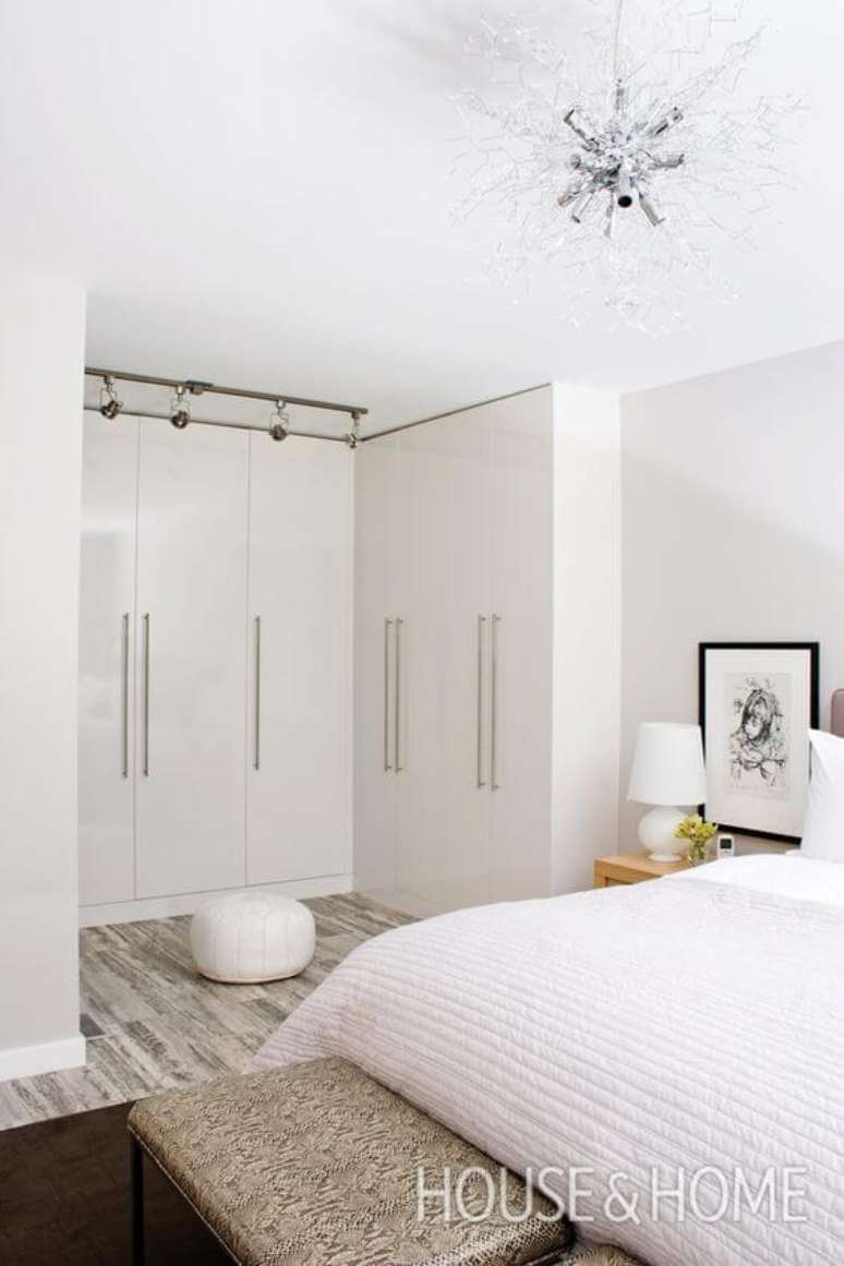 36. Guarda roupa de canto branco no quarto de casal – Via: House and Home