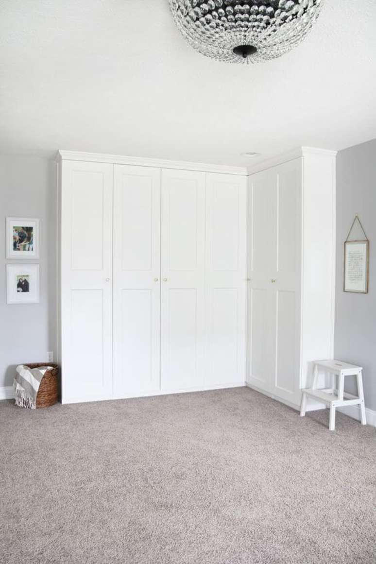 37. Guarda roupa de canto branco no quarto de solteiro – Via: Pinterest