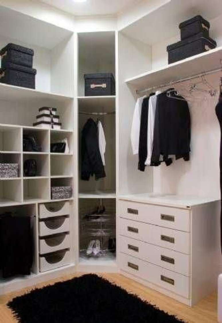 38. Guarda roupa de canto branco no closet – Via: Pinterest