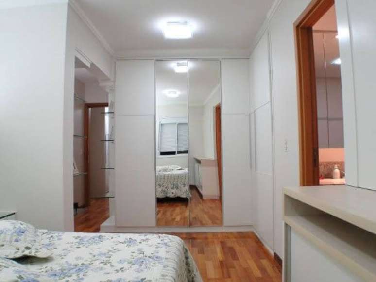 41. Guarda roupa de canto com espelho na porta &ndash; Via: Giuliano Luchetti