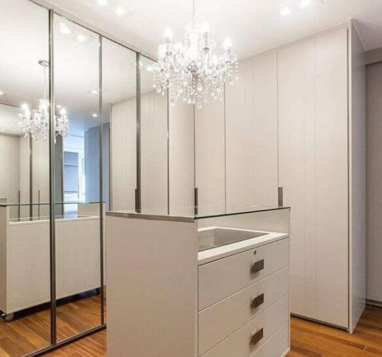 43. Closet moderno com guarda roupa de canto espelhado &ndash; Via: Revista VD